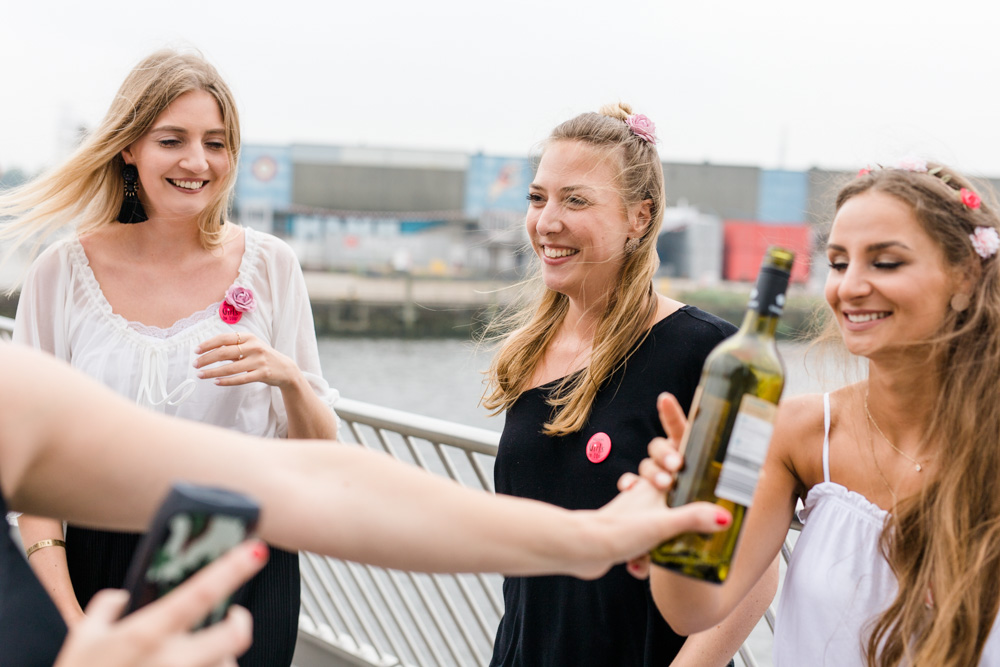 Modernes JGA-Fotoshooting in der Hamburger Hafencity